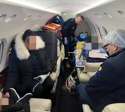 Специалисты Центра санитарной авиации и СМП ГНЦ ФМБЦ им.А.И.Бурназяна ФМБА России экстренно доставили из Омска в Москву троих тяжелобольных детей